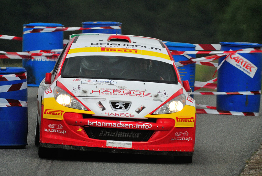 Brian Madsen styrer sin Peugeot 207 Super 2000 gennem en chikane på en af de mange hurtige hastighedsprøver på Vestsjællands små landeveje
(Foto: Michael Eisenberg)
